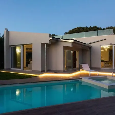 Modern With Heated Pool And Sauna