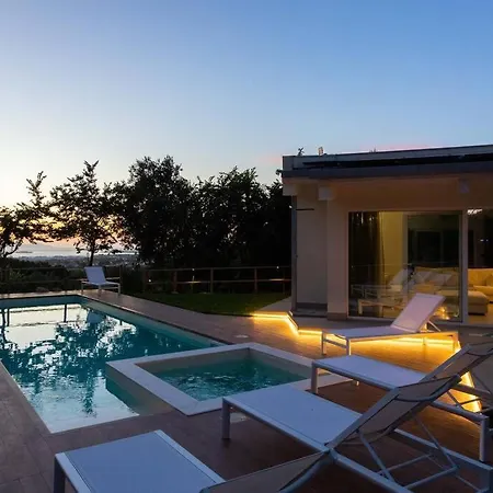 Modern With Heated Pool And Sauna וילה