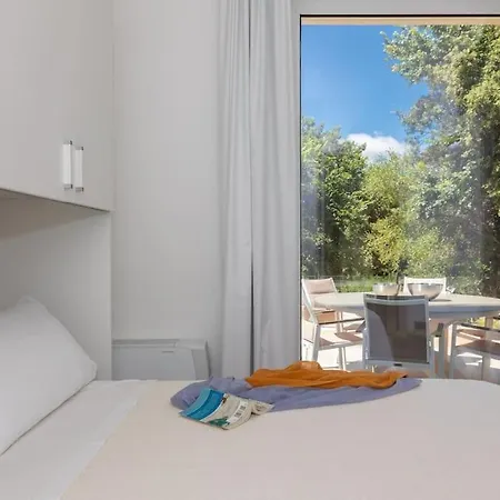 Modern With Heated Pool And Sauna וילה