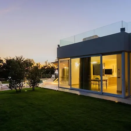 Villa Modern With Heated Pool And Sauna