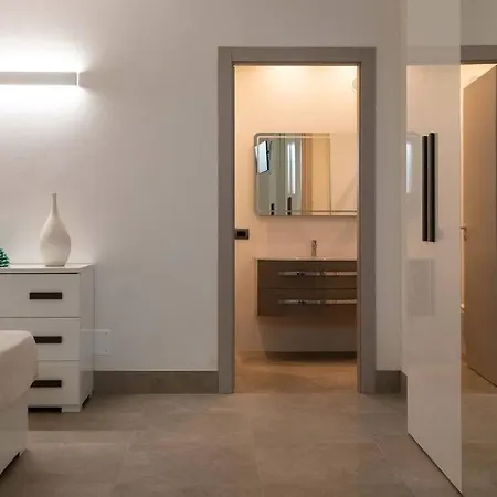 Modern With Heated Pool And Sauna