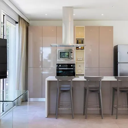 Modern With Heated Pool And Sauna Вилла Марсала